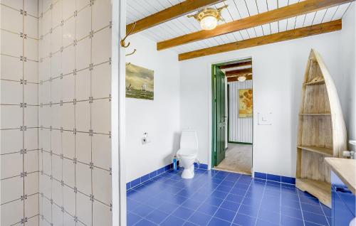 a bathroom with a toilet and blue tiles at Stunning Apartment In Glesborg With 1 Bedrooms And Wifi in Glesborg