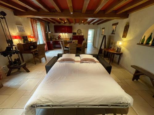 1 Schlafzimmer mit 2 Betten in einem Zimmer in der Unterkunft Le Gîte de Marie in Ludes