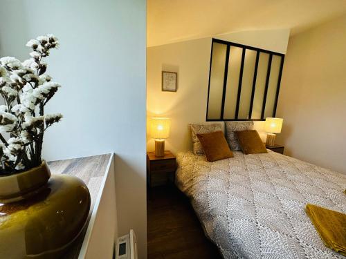 1 dormitorio con 1 cama y un jarrón con flores en Domaine des Hugons en Prignac-et-Marcamps