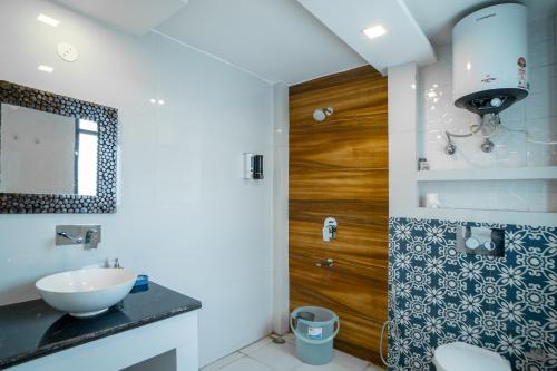 Kylpyhuone majoituspaikassa FlxHo Uno - Serviced Apartment & Rooms - Golf Course Road