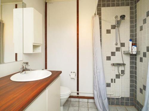 霍爾拜克的住宿－Holiday home Holbæk III，一间带水槽和淋浴的浴室
