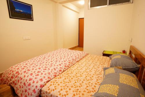 Ένα ή περισσότερα κρεβάτια σε δωμάτιο στο HIMALOK HOMESTAY