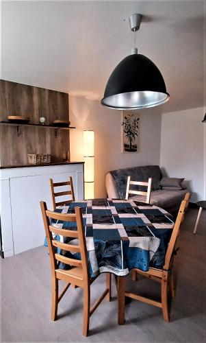 une salle à manger avec une table et deux chaises dans l'établissement Gite de la Renne, à Saint-Romain-sur-Cher