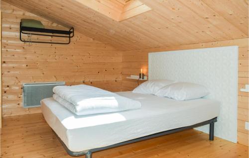 Bett in einem Zimmer mit Holzdecke in der Unterkunft Nice Home In Jard-sur-mer With Wifi in Jard-sur-Mer