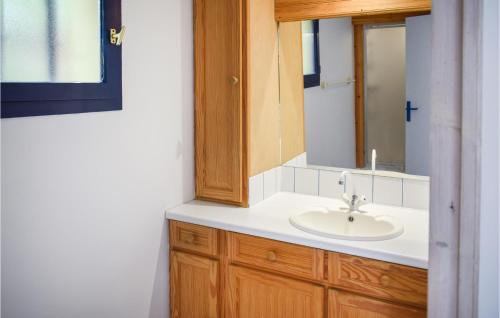 ein Bad mit einem Waschbecken und einem Spiegel in der Unterkunft Nice Home In Jard-sur-mer With Wifi in Jard-sur-Mer