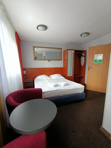 Ένα ή περισσότερα κρεβάτια σε δωμάτιο στο Hotel Pomorski