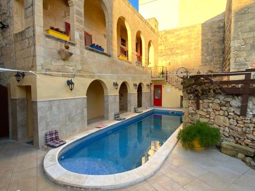 una piscina cubierta en un edificio con un edificio en Gozo Sunset Guesthouse, en Qala