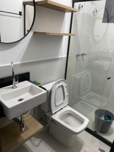 ein Bad mit einem WC, einem Waschbecken und einer Dusche in der Unterkunft Apartamento Praia do Forte in Mata de Sao Joao
