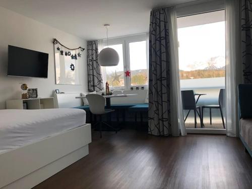 Postel nebo postele na pokoji v ubytování Apartment mit Hallenbad und Sauna in Seefeld