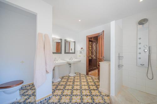 a bathroom with a toilet and a sink and a shower at BANUS 10 MINUTOS in Estepona