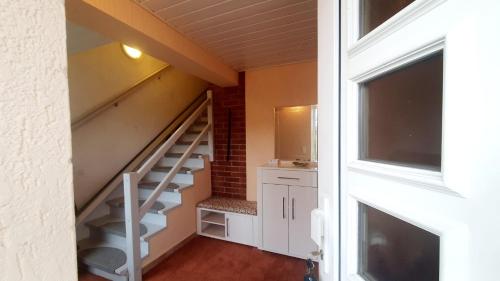 a staircase leading up to a room with a kitchen at Ferienwohnung Im Grünen in Halbendorf