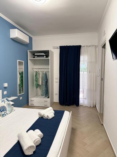 - une chambre avec 2 serviettes sur un lit dans l'établissement Casa Onofrio Tropea, à Tropea