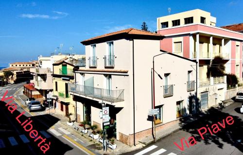 - une vue sur une rue de la ville avec des bâtiments dans l'établissement Tropea Il Tridente Accommodations, à Tropea