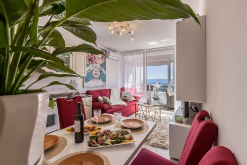sala de estar con mesa y plato de comida en Apartment Desert Rose en Split