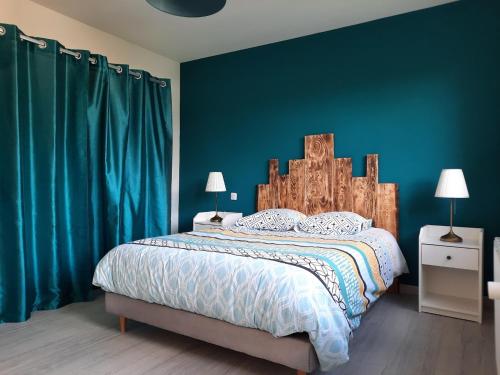 une chambre avec un grand lit aux murs bleus dans l'établissement Maison hyper centre Gravelines - 5 chambres, à Gravelines