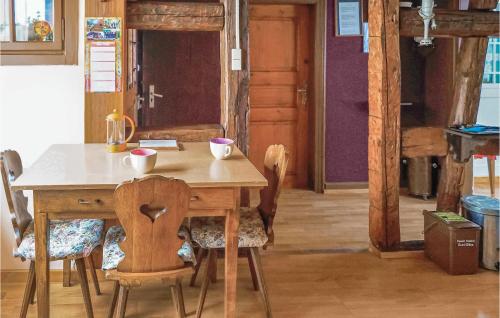 - une table et des chaises en bois dans l'établissement Holiday Home Vigneronne - 04, à Pfaffenheim