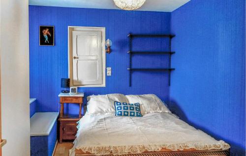 een blauwe slaapkamer met een bed en een blauwe muur bij Awesome Home In Pfaffenheim With 2 Bedrooms in Pfaffenheim