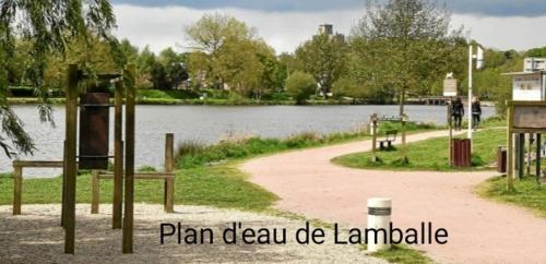 a park with a body of water and a lake at Perle rare, appartement paisible et cosy in Lamballe