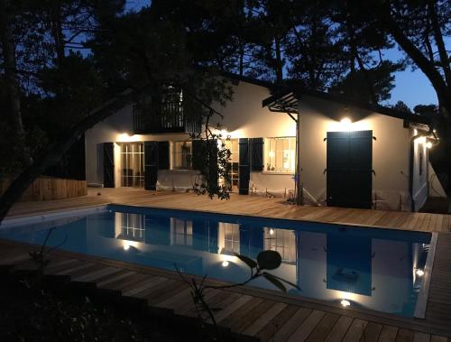 Swimmingpoolen hos eller tæt på Villa Mamychou