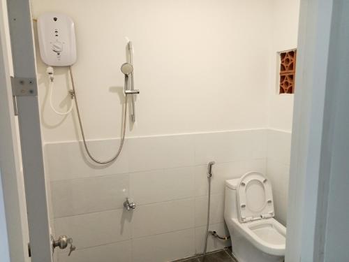 a bathroom with a toilet and a shower at Homestay Miền Biển Vĩnh Hy 2 in Vĩnh Hy