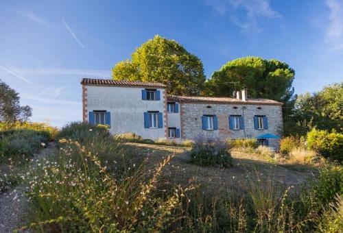 une ancienne maison en pierre au milieu d'un champ dans l'établissement La Quietat Montbarla, à Montbarla