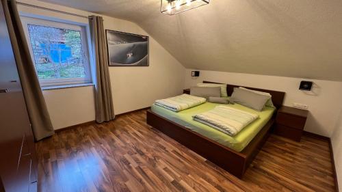 ein kleines Schlafzimmer mit einem Bett und einem Fenster in der Unterkunft Apart Urban in Kauns