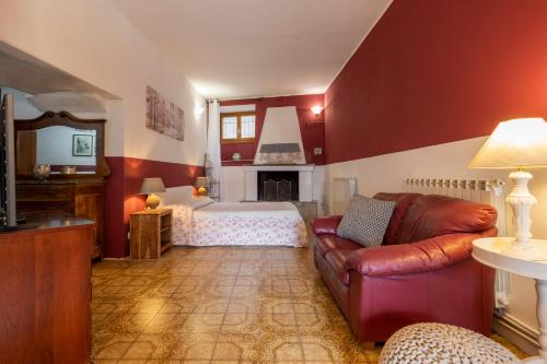 un soggiorno con divano e letto di Charm amidst Lakes & Mountains - renovated in 2023 a Ramponio