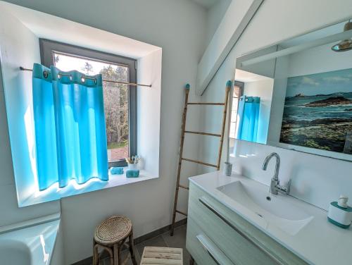 La salle de bains est pourvue d'un lavabo et d'une fenêtre. dans l'établissement Quartier Saint-Enogat maison de charme proche des plages, à Dinard