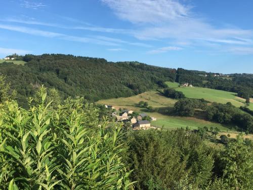 uma vista para uma aldeia nas colinas em Les 5 Petits Lapins em Bar