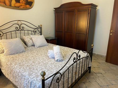 シラクーサにあるCase Baroloのベッドルーム1室(枕付きのベッド1台、木製キャビネット付)