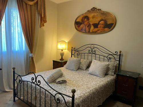 - une chambre avec un lit et une photo sur le mur dans l'établissement Case Barolo, à Syracuse