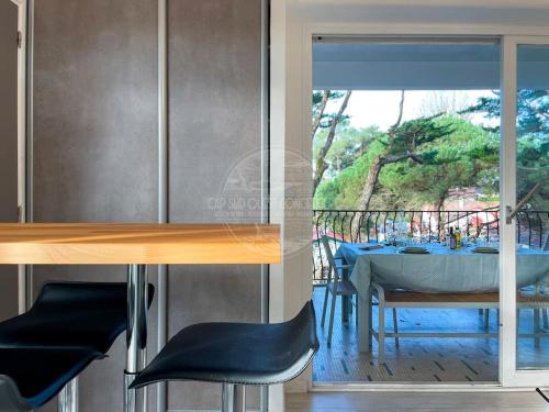 une salle à manger avec une table et un balcon dans l'établissement Appartement Marine, à Soorts-Hossegor