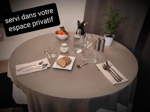 uma mesa redonda com um prato de comida em Chambres d'hôtes Elcy 