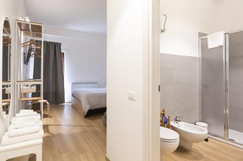 1 cama y baño con aseo y lavamanos. en B&B La Camia, en Castel di Sangro