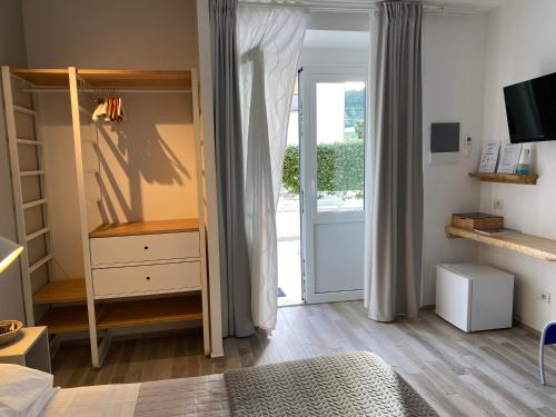a bedroom with a bed and a dresser and a window at B&B 125Metri sul mare in Sirolo