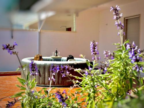 a table in a room with purple flowers at ChiarAmare Vacanza, casa con Idromassaggio, vicino Maldive del Salento in Torre Pali 