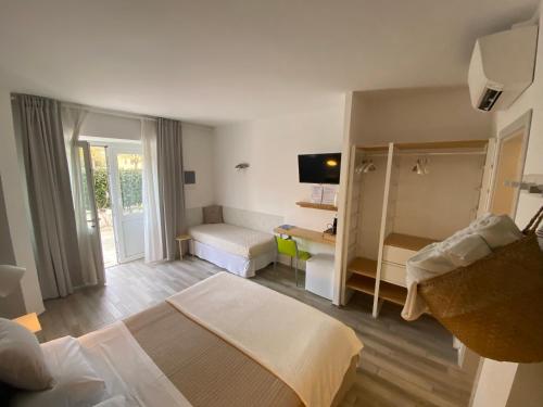 シローロにあるB&B 125Metri sul mareのベッドとデスクが備わるホテルルームです。