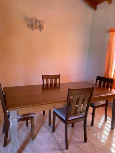 jadalnia z drewnianym stołem i 2 krzesłami w obiekcie Poinciana Apartments - Holiday Rental w mieście Woods
