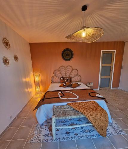 une chambre avec un lit dans une pièce dans l'établissement Casa Punta Di Vista, à Venaco