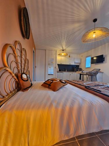 Cette chambre comprend un grand lit et une cuisine. dans l'établissement Casa Punta Di Vista, à Venaco