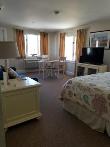 a hotel room with a bed and a table and a dining room at Riverside with balcony Sheepscot Harbour Vacation Club Studio #215 in Edgecomb