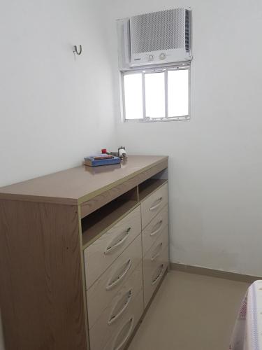 a kitchen with a desk with a microwave at Casa com garagem 900 metros do mar in João Pessoa