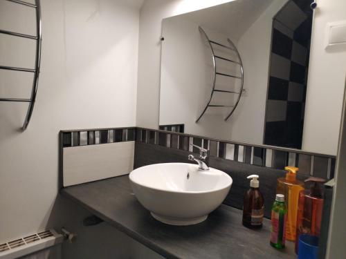 une salle de bain avec un lavabo blanc et un miroir dans l'établissement Étage indépendant. 2 chambres + cuisine, à Pontivy