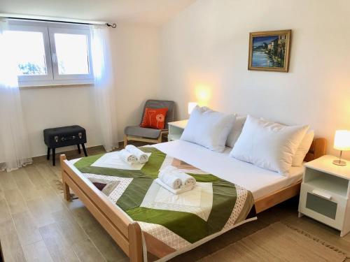 ein Schlafzimmer mit einem Bett mit Handtüchern darauf in der Unterkunft Goldfinch Estate in Banjole