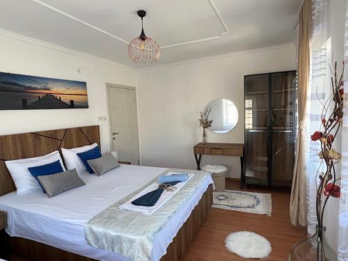 ein Schlafzimmer mit einem Bett und einem Tablett darauf in der Unterkunft Guesthouse Maritimo in Ulcinj