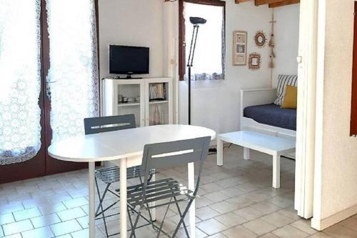 Televízia a/alebo spoločenská miestnosť v ubytovaní Maison T2 Terrasse Mezzanine