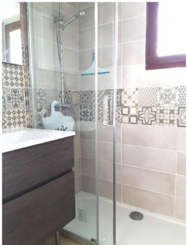 une salle de bain avec douche et lavabo dans l'établissement Maison T2 Terrasse Mezzanine, au Grau-dʼAgde
