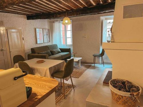 uma sala de estar com um sofá e uma mesa em Maisonnette 2 pièces en Provence em La Garde-Freinet
