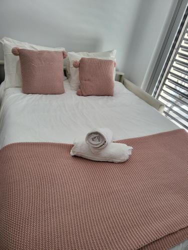 - un lit blanc avec une serviette et une fenêtre dans l'établissement Cosy room in Morden apartment, à Luxembourg