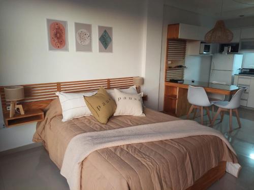 Il comprend une chambre avec un grand lit et une cuisine. dans l'établissement Apartamento Hygge 42, à La Plata